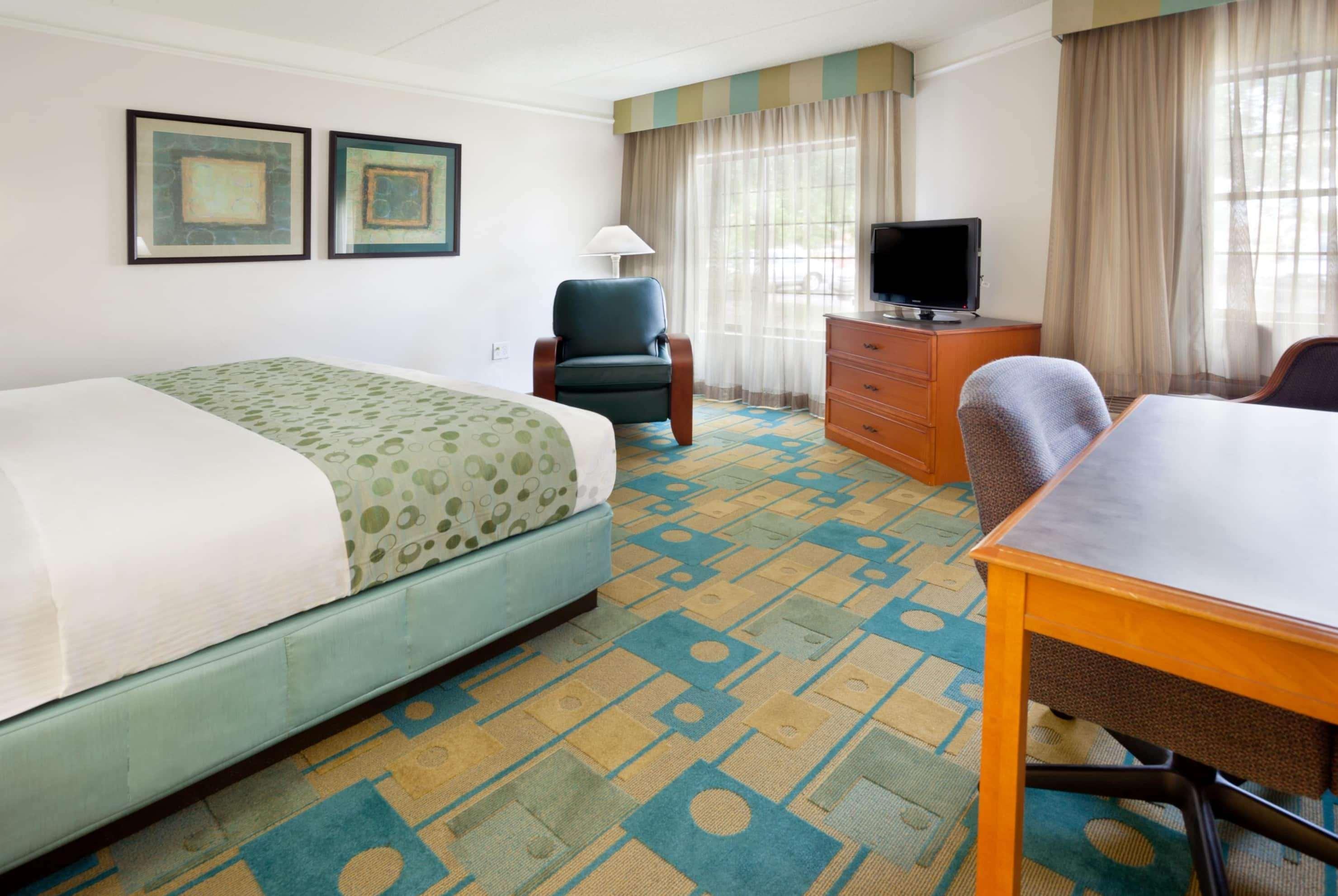 La Quinta By Wyndham Oltorf Hotel