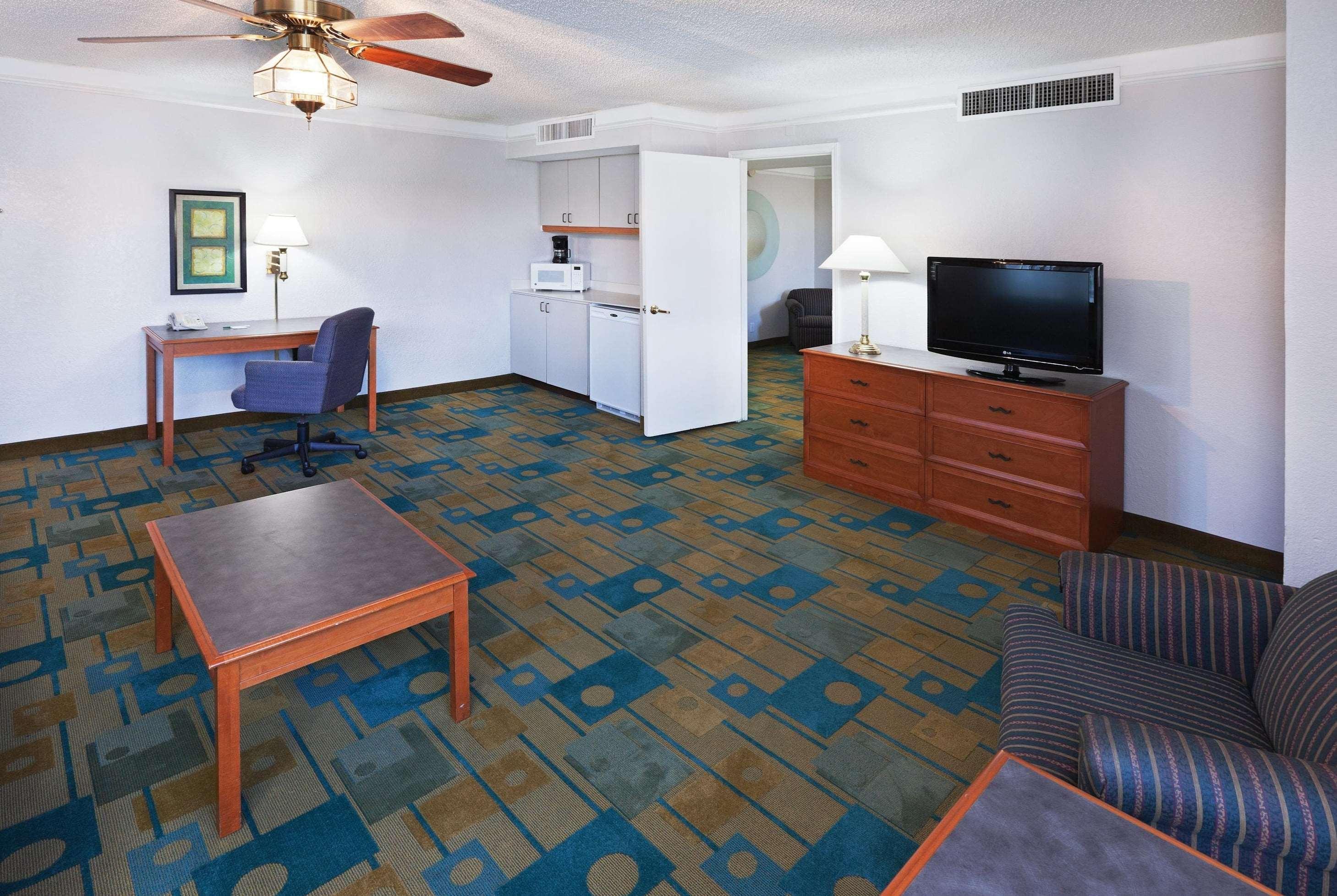 La Quinta By Wyndham Oltorf Hotel 3*
