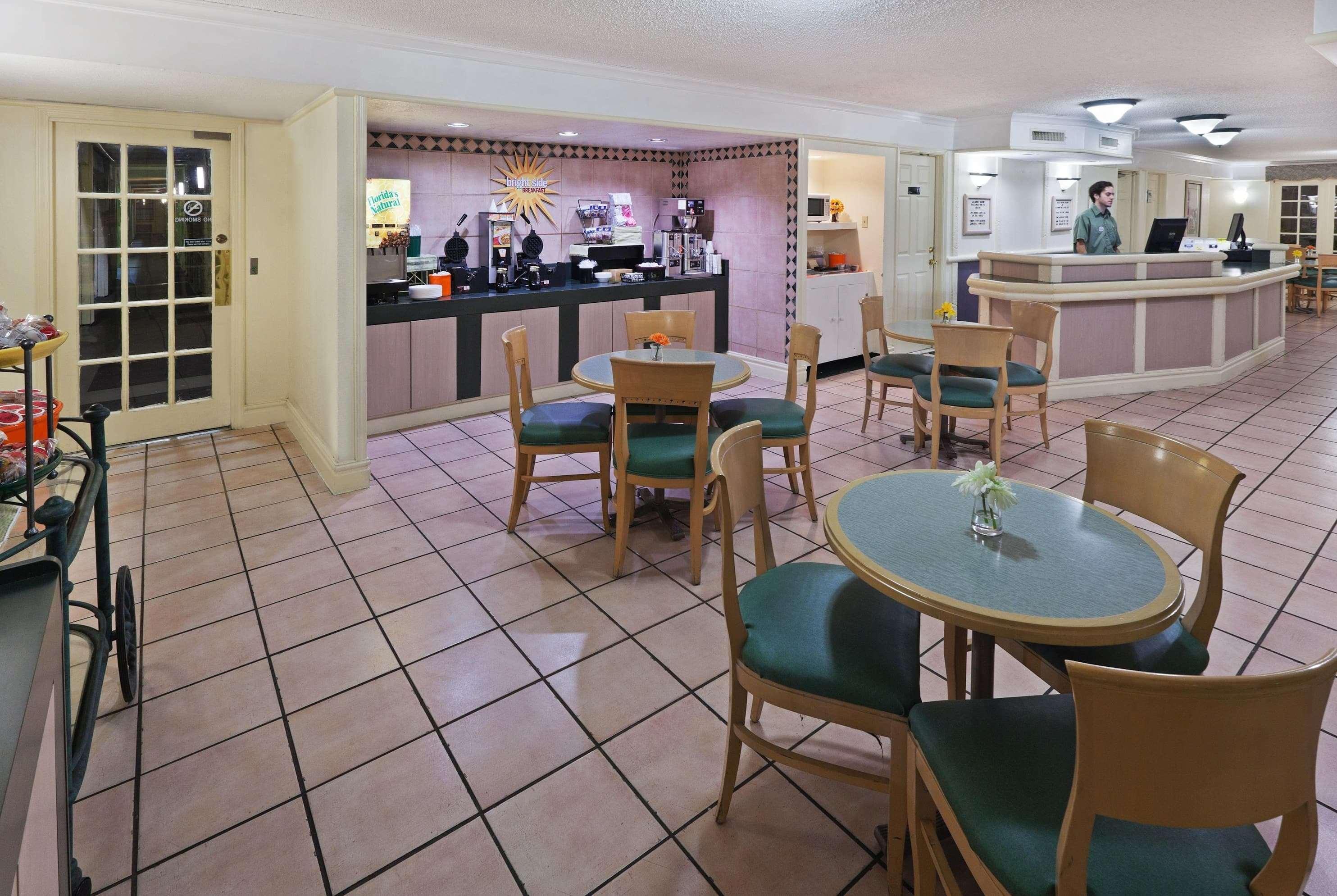 La Quinta By Wyndham Oltorf Hotel