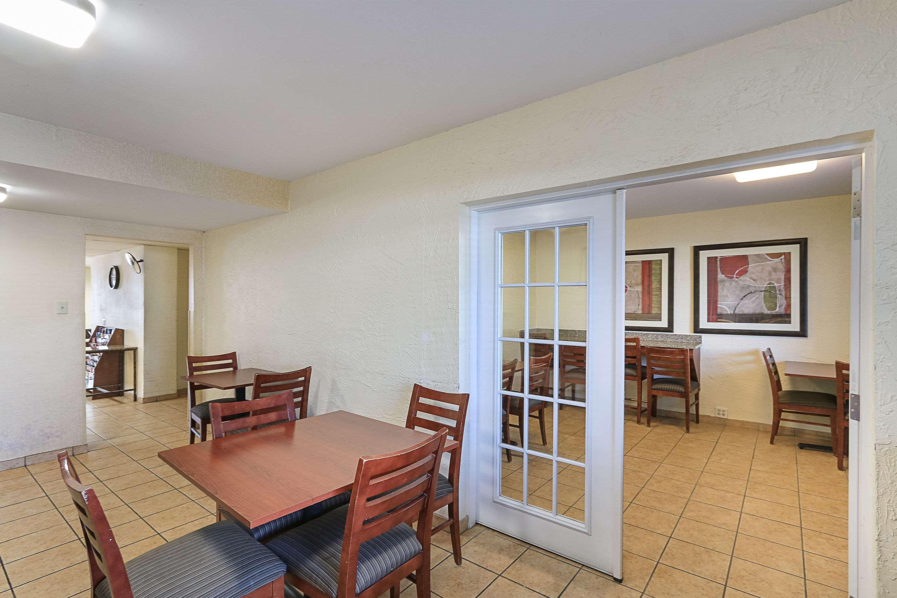Hotel La Quinta By Wyndham Oltorf 3*