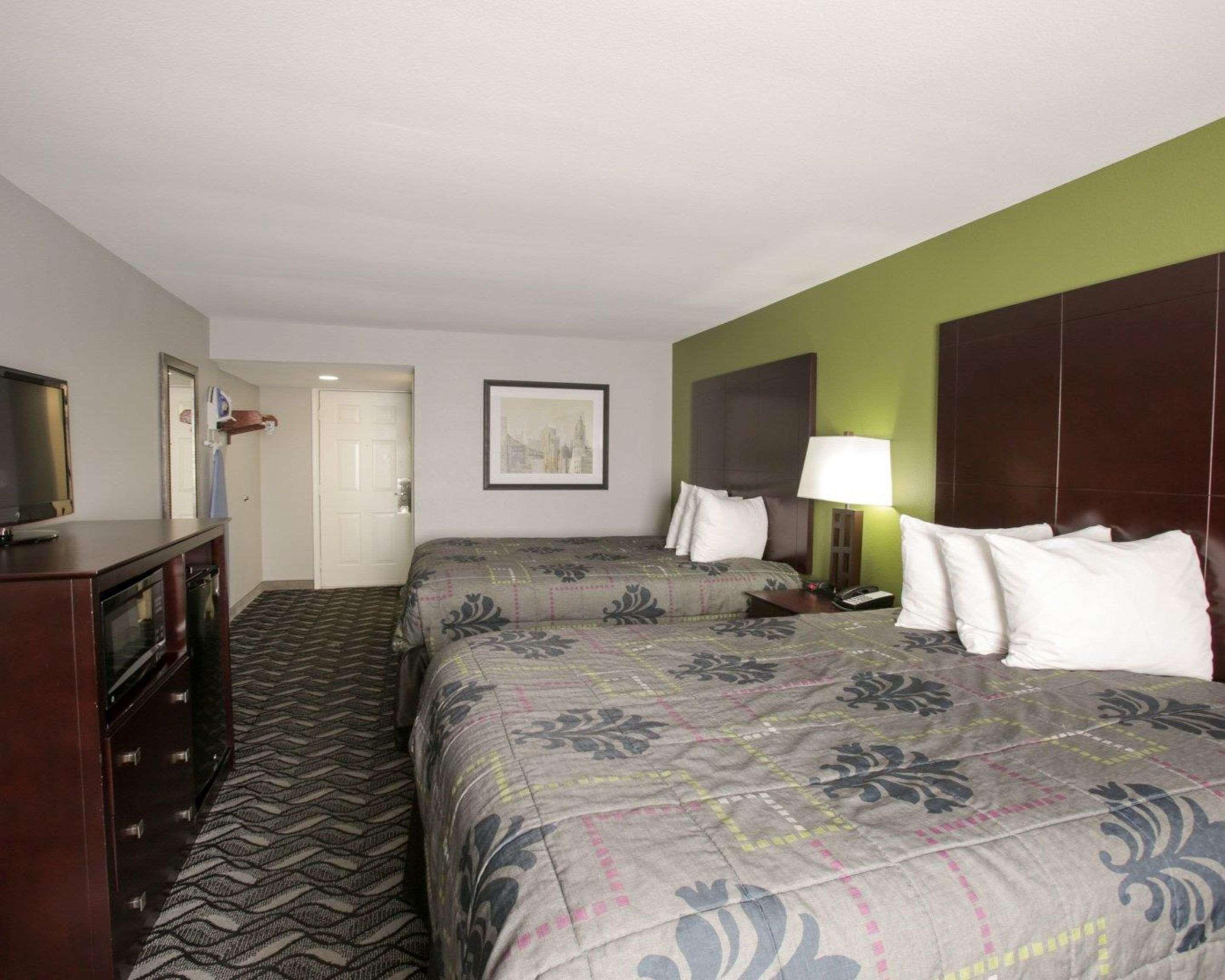 Scottish Downtown Hotel 2*