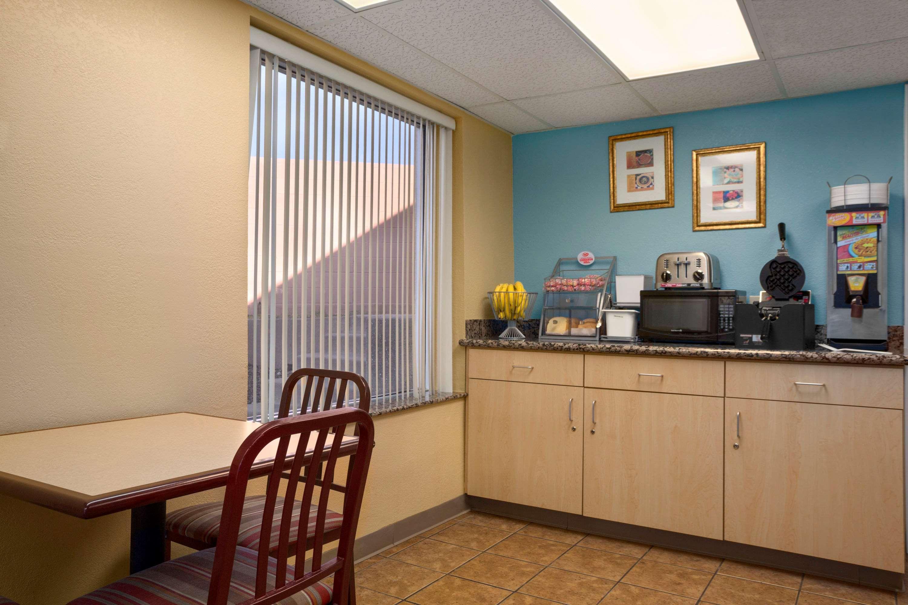 Super 8 By Wyndham Downtown/capitol Area