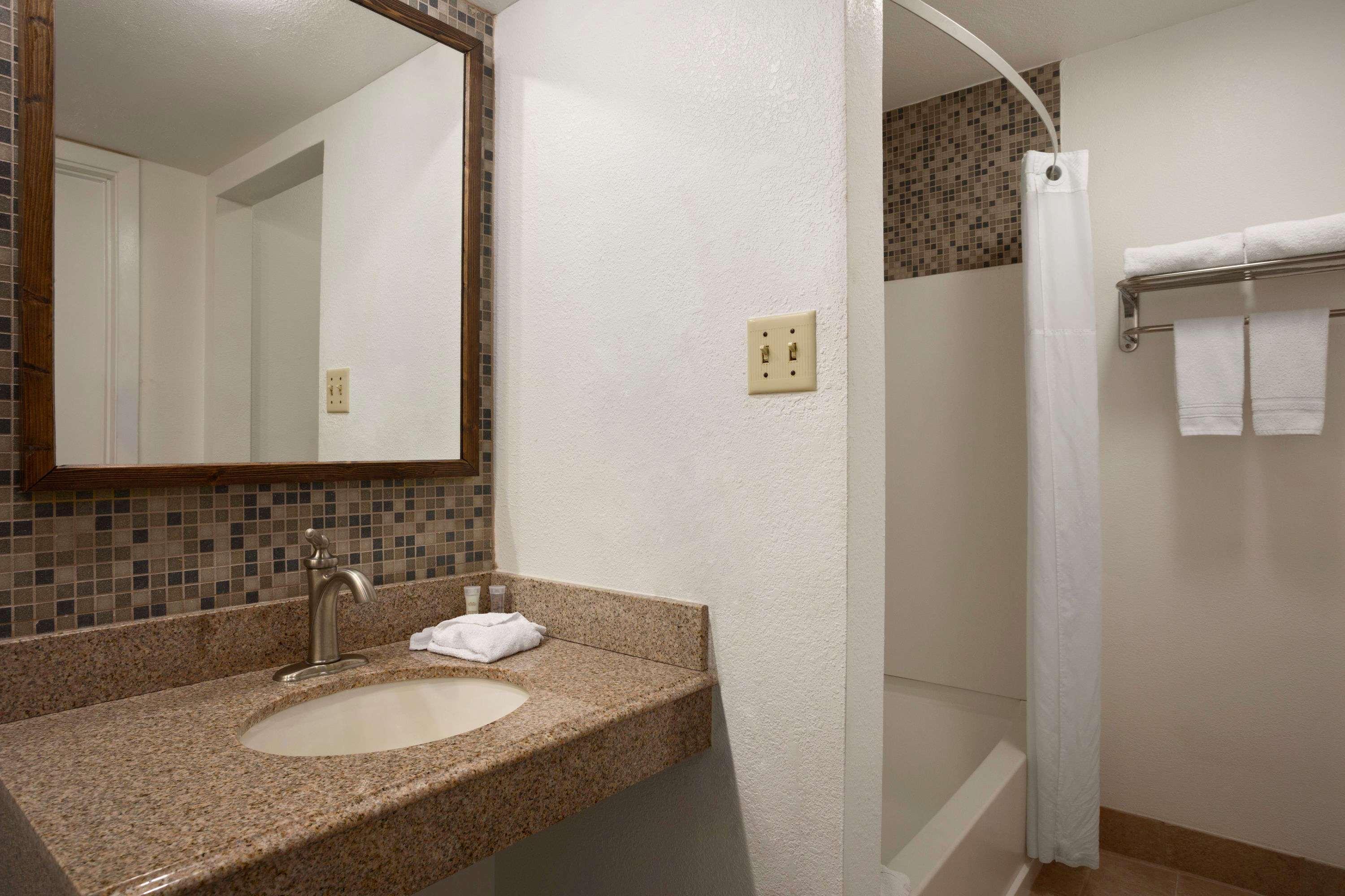 Super 8 By Wyndham Downtown/capitol Area Motel Austin