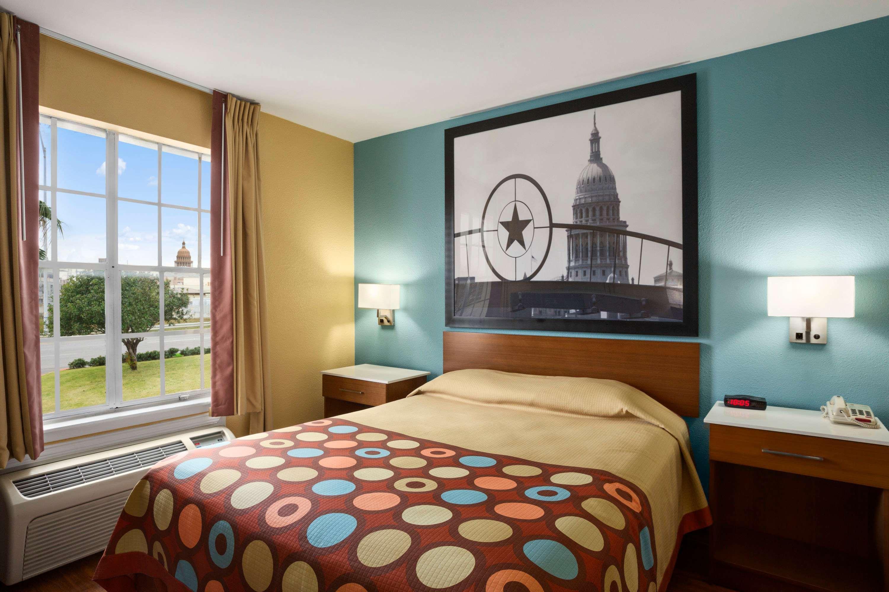 Super 8 By Wyndham Downtown/capitol Area Motel