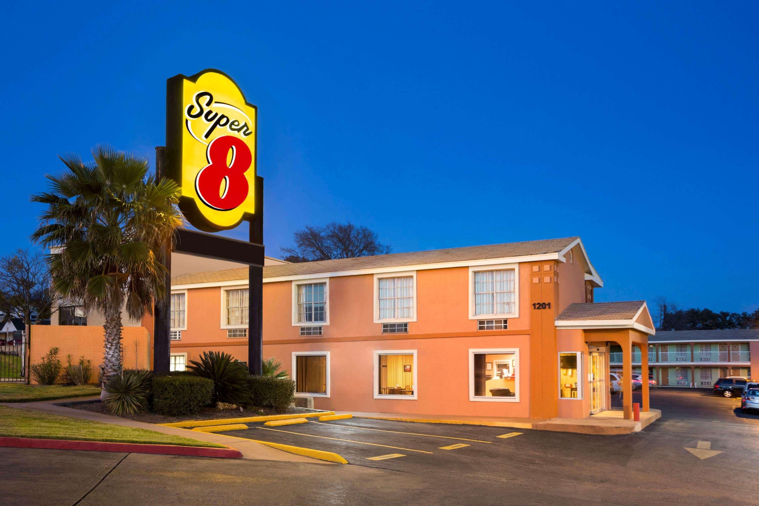 Super 8 By Wyndham Downtown/capitol Area 2*