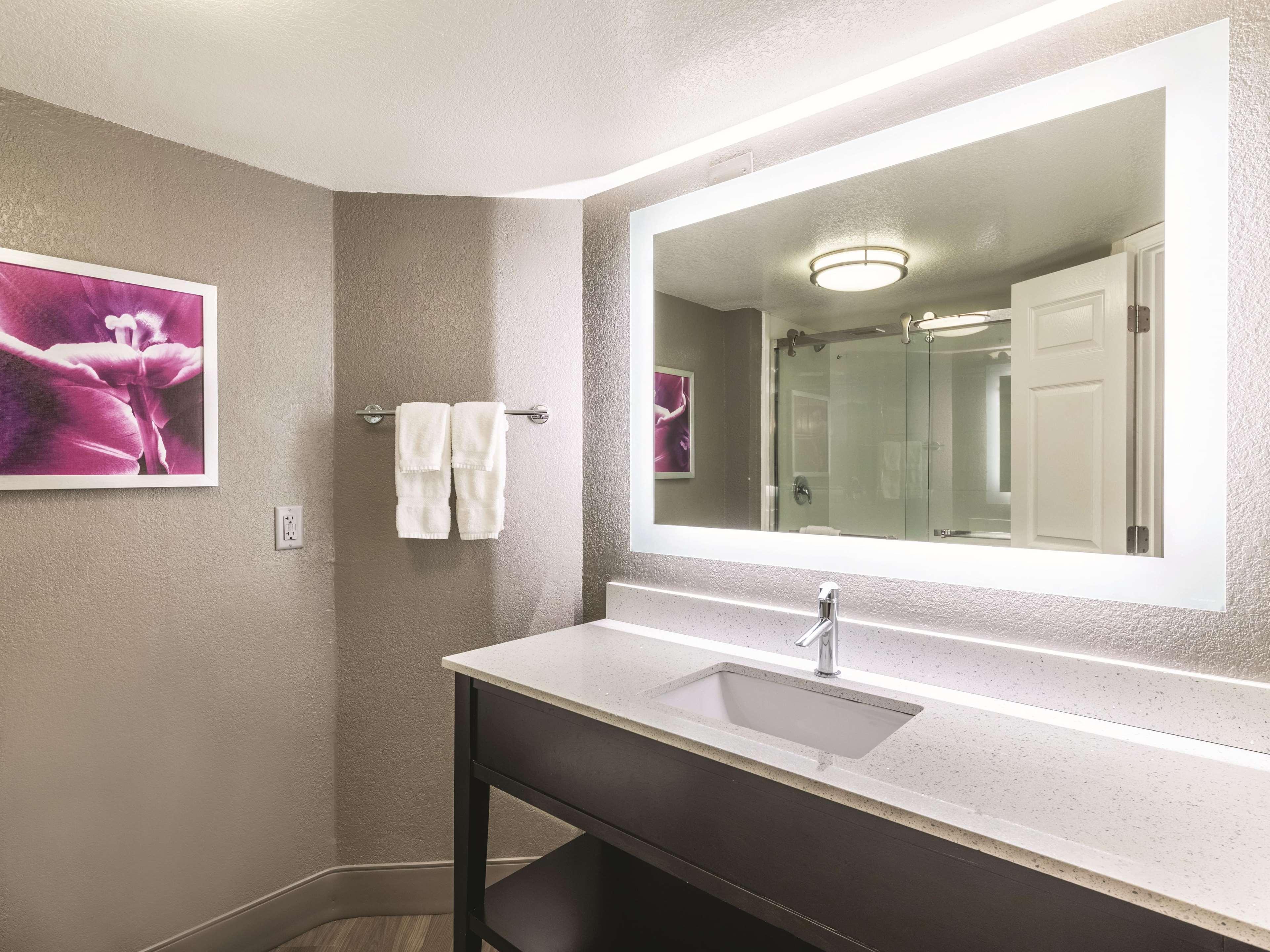 Hotel La Quinta By Wyndham At The Domain 3*