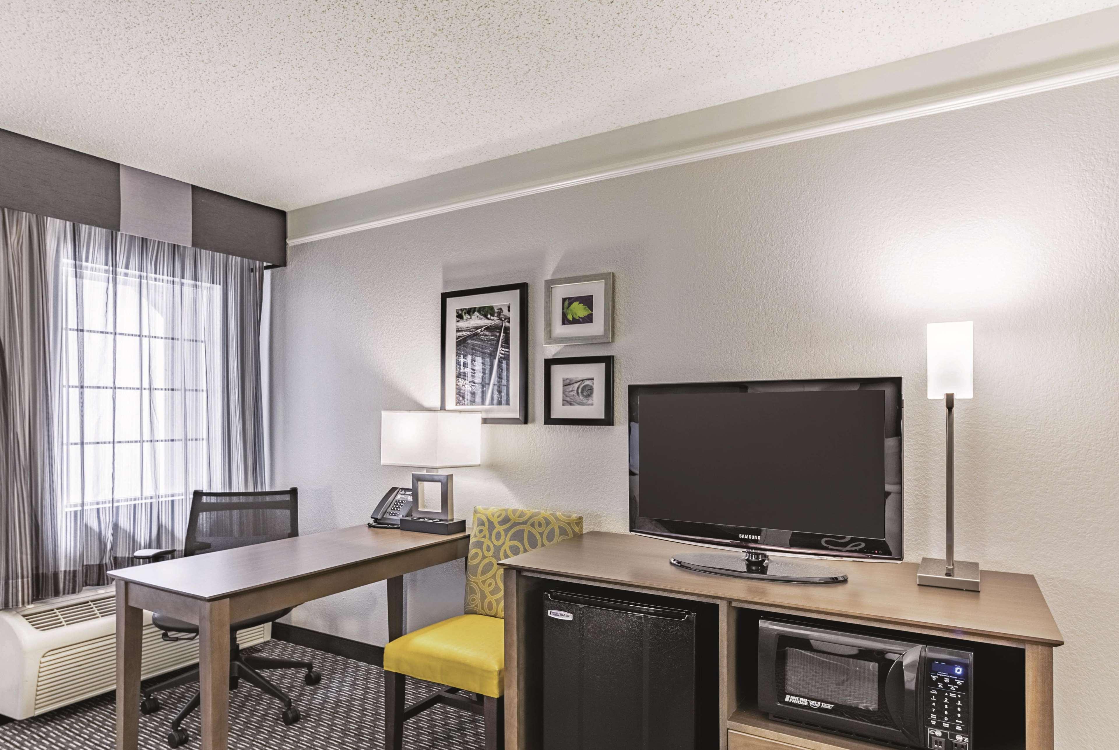 Hotel La Quinta By Wyndham At The Domain 3*