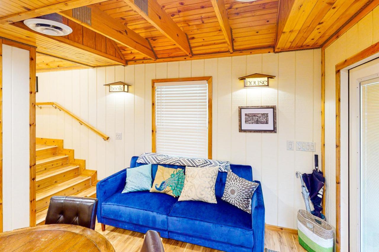 Holiday home Cabin-style Book House & Writing Barn *