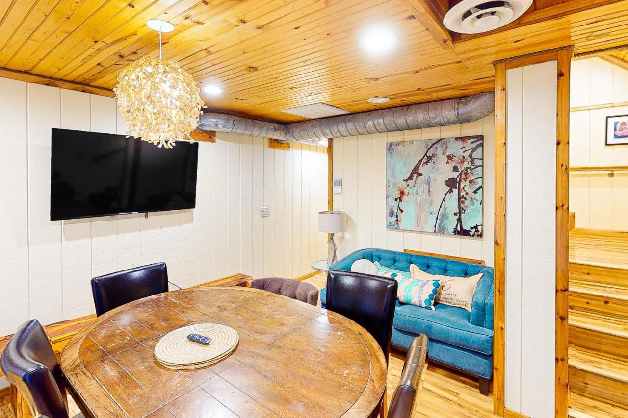 Cabin-style Book House & Writing Barn Austin