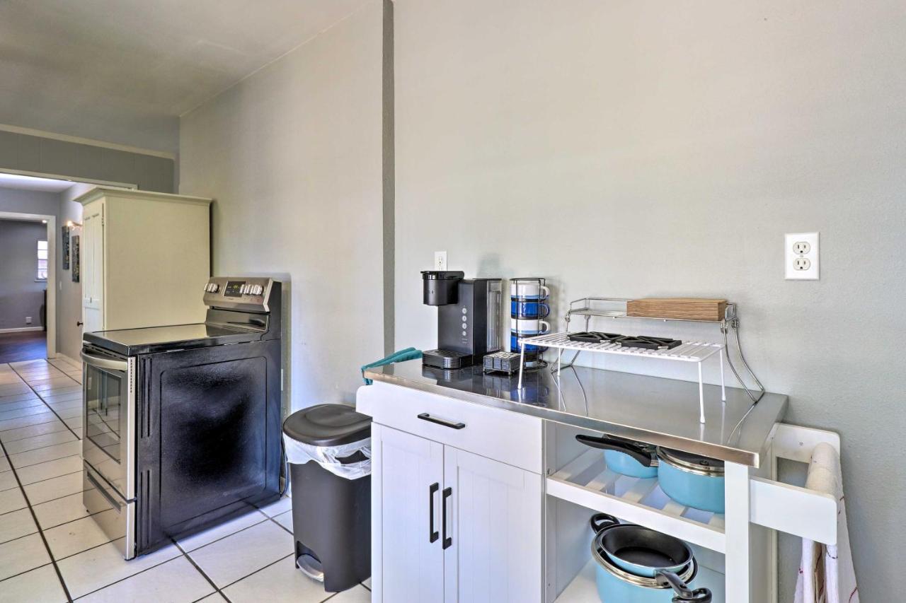 Holiday home Renovated With Yard About 9 Mi To Dtwn!