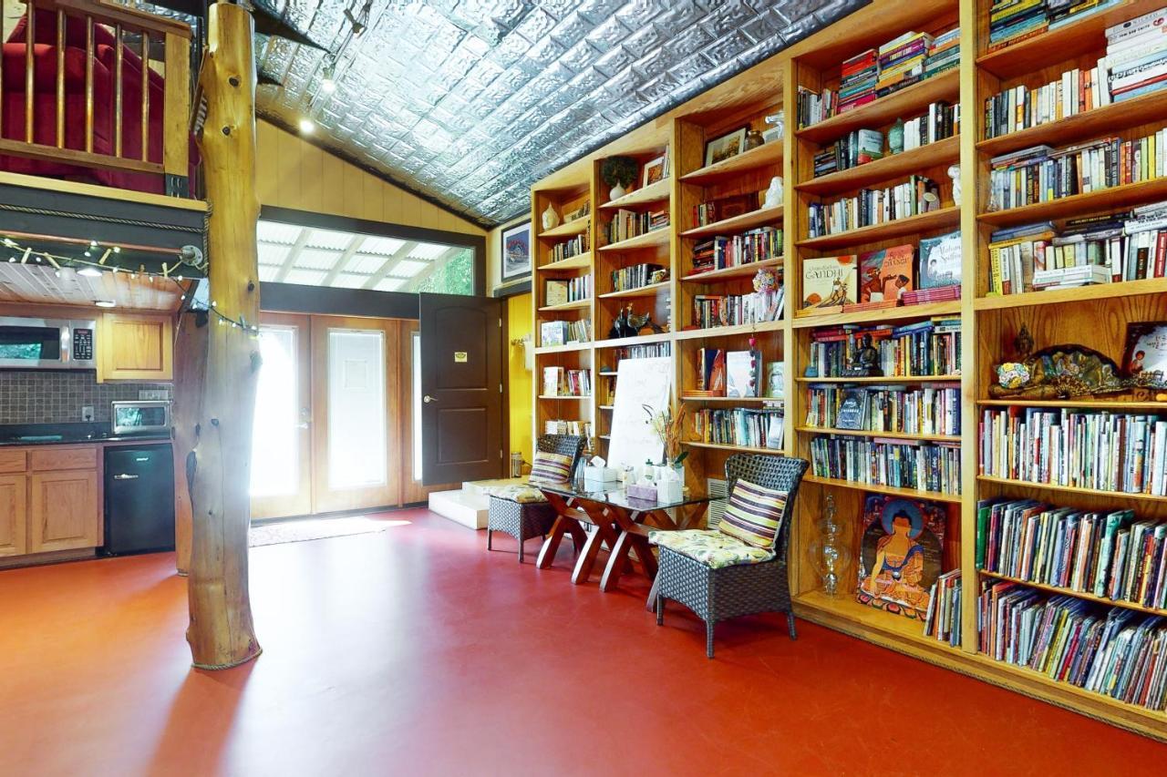 Holiday home Cabin-style Book House & Writing Barn