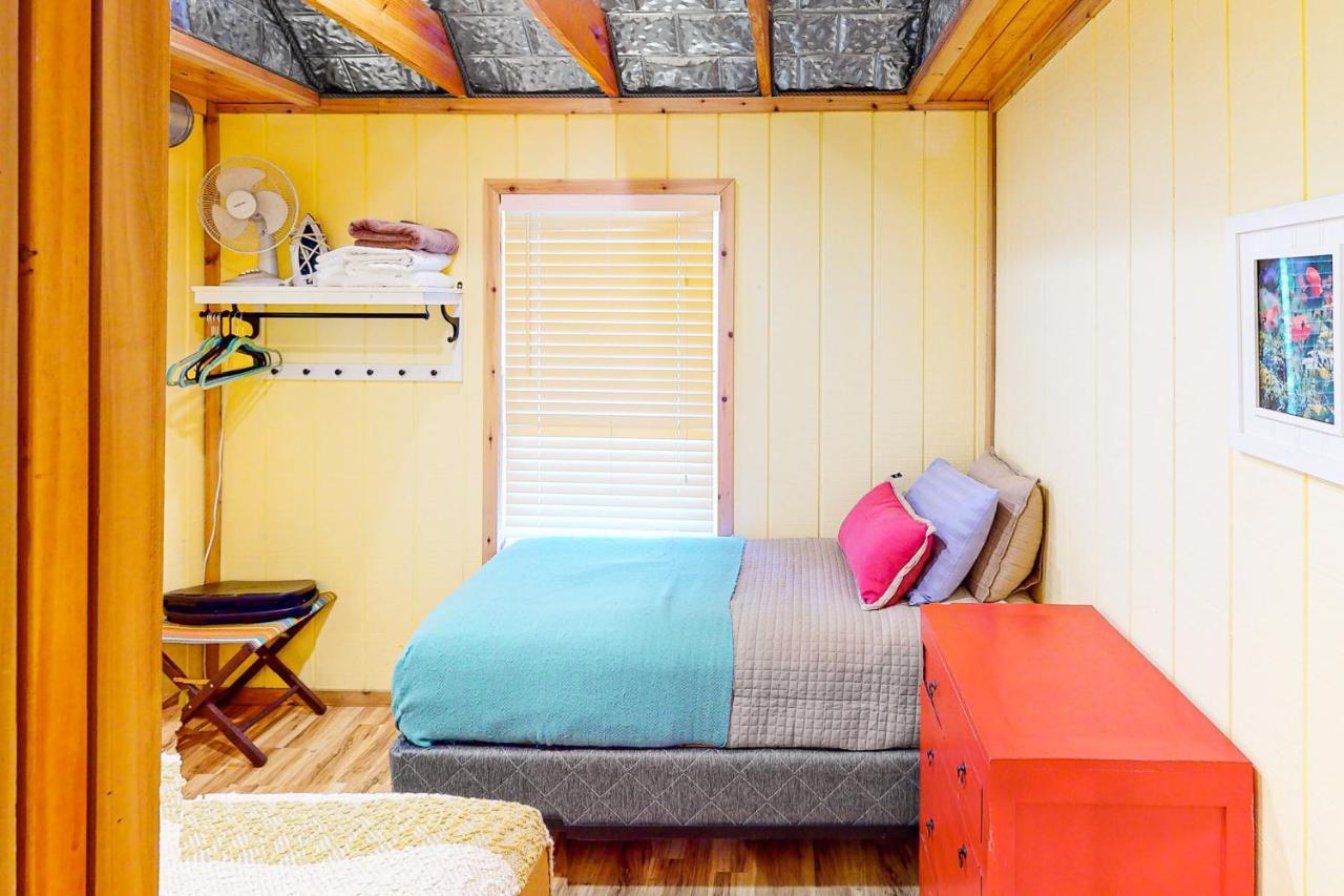 Holiday home Cabin-style Book House & Writing Barn