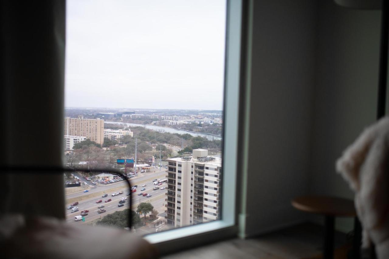 Upscale Rainey St Homes - Peloton, Gym, Rooftop Pool, Wifi Included