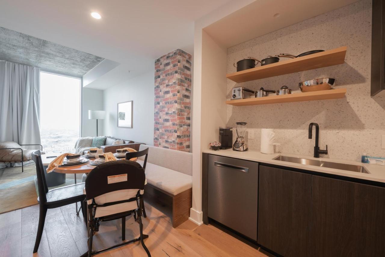 Aparthotel Upscale Rainey St Homes - Peloton, Gym, Rooftop Pool, Wifi Included *