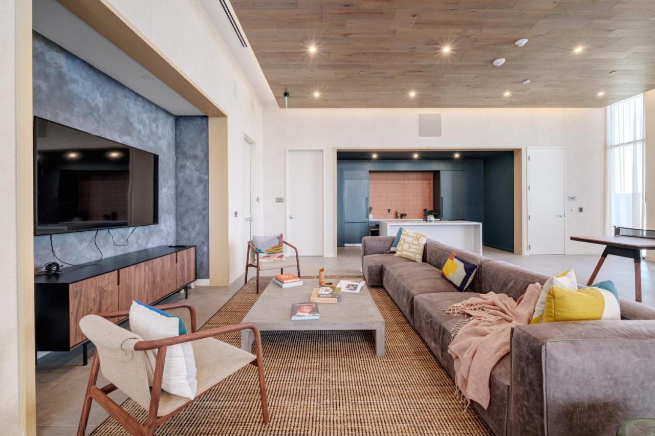 Upscale Rainey St Homes - Peloton, Gym, Rooftop Pool, Wifi Included