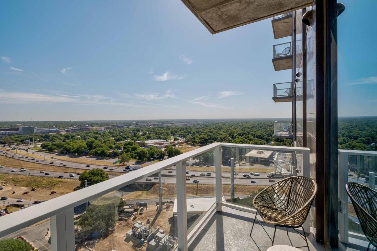 Upscale Rainey St Homes - Peloton, Gym, Rooftop Pool, Wifi Included *