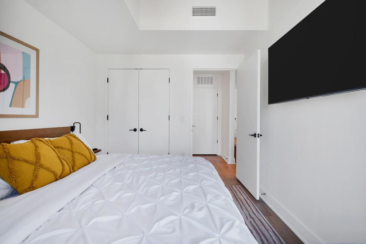 Aparthotel Upscale Rainey St Homes - Peloton, Gym, Rooftop Pool, Wifi Included *