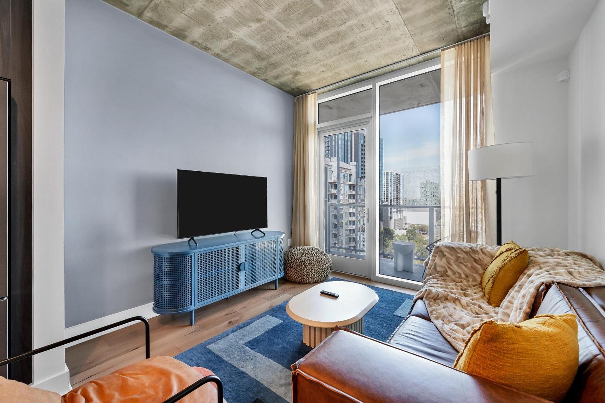 Upscale Rainey St Homes - Peloton, Gym, Rooftop Pool, Wifi Included *