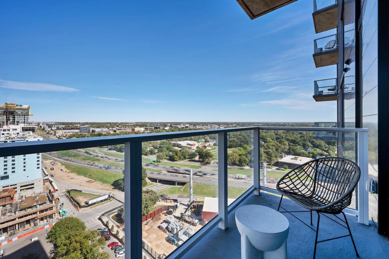 Aparthotel Upscale Rainey St Homes - Peloton, Gym, Rooftop Pool, Wifi Included *