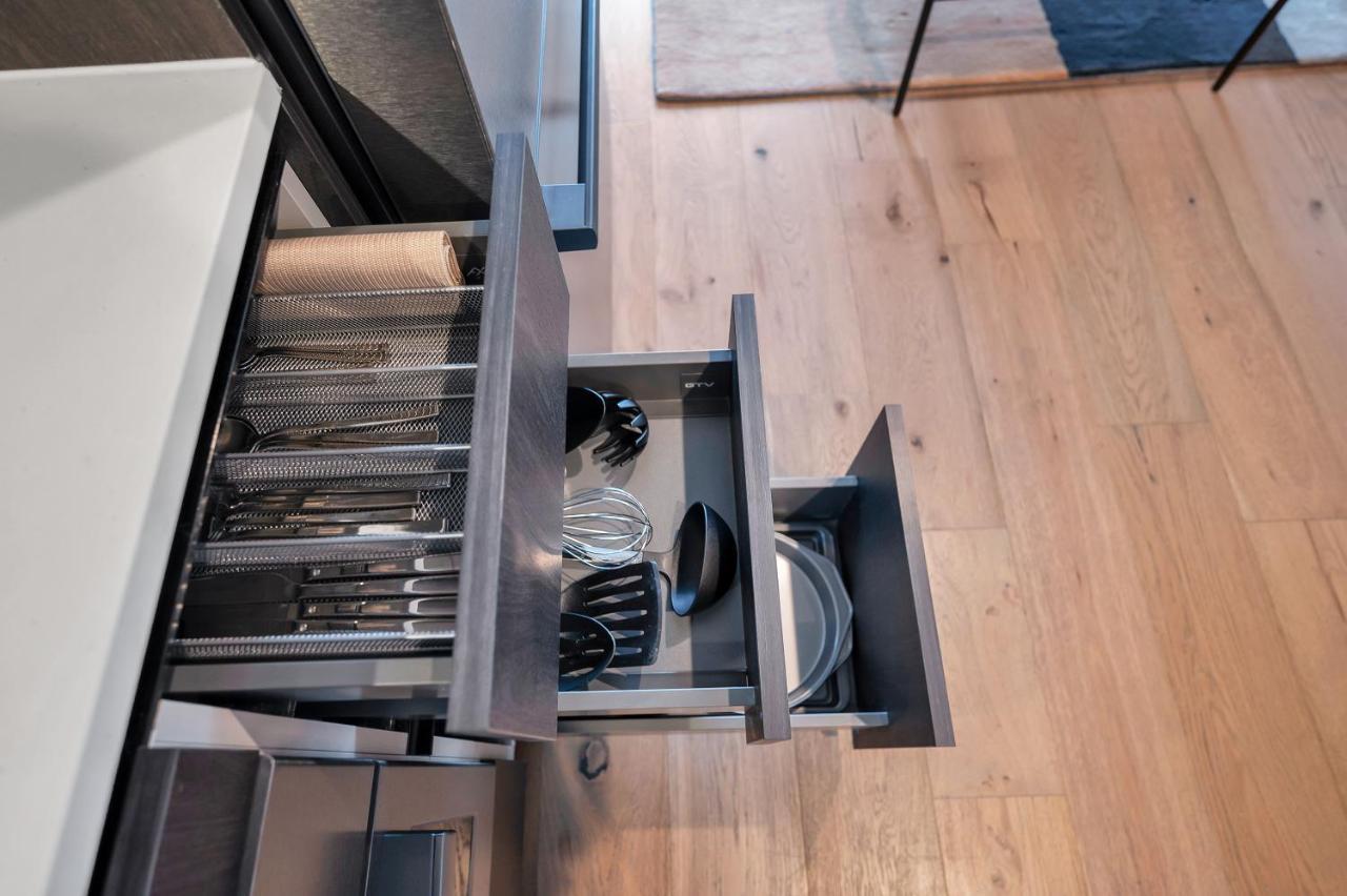 Aparthotel Upscale Rainey St Homes - Peloton, Gym, Rooftop Pool, Wifi Included *