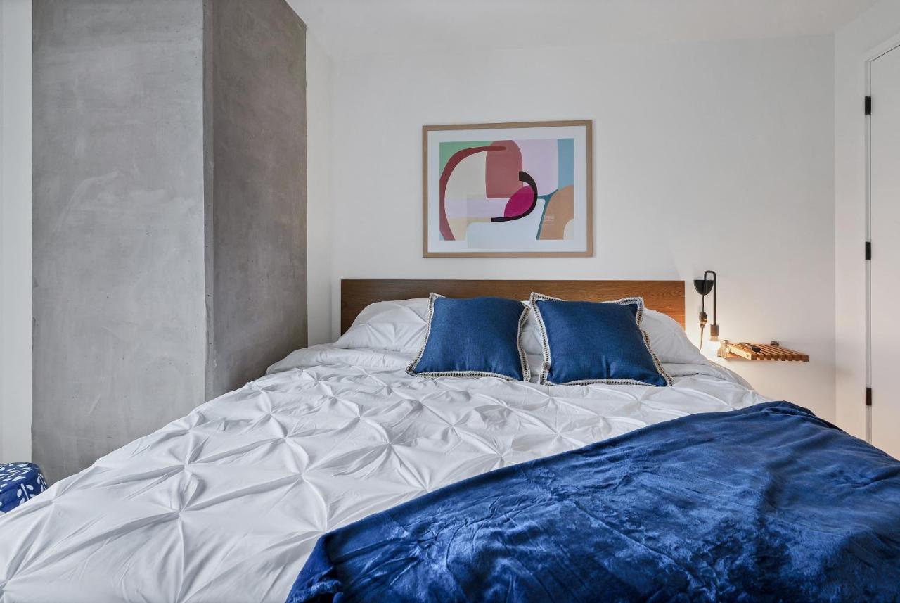 Aparthotel Upscale Rainey St Homes - Peloton, Gym, Rooftop Pool, Wifi Included *