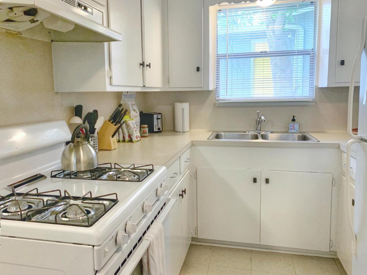 Holiday home Pet-friendly Duplex, Big Shared Yard In Charming Historic Travis Heights! Austin