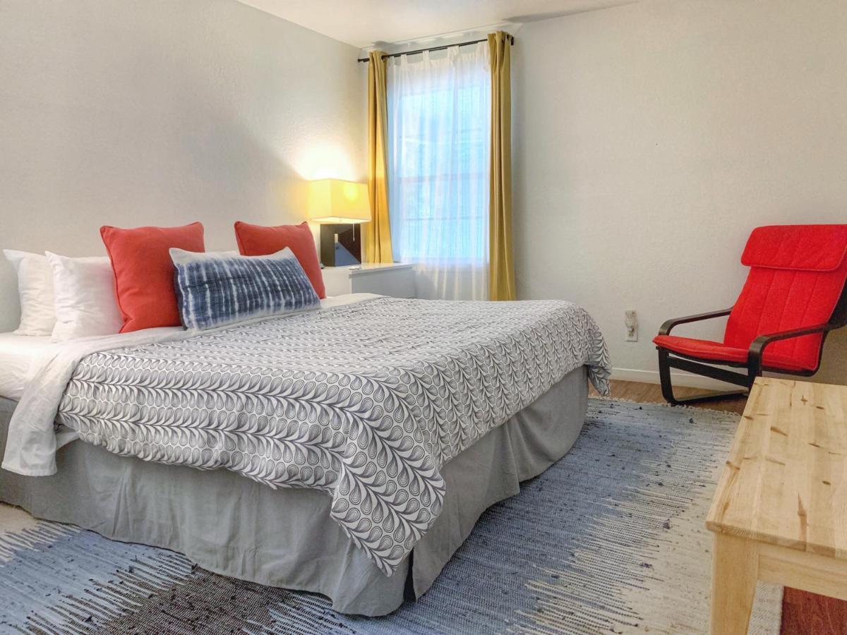 Pet-friendly Duplex, Big Shared Yard In Charming Historic Travis Heights! Holiday home *