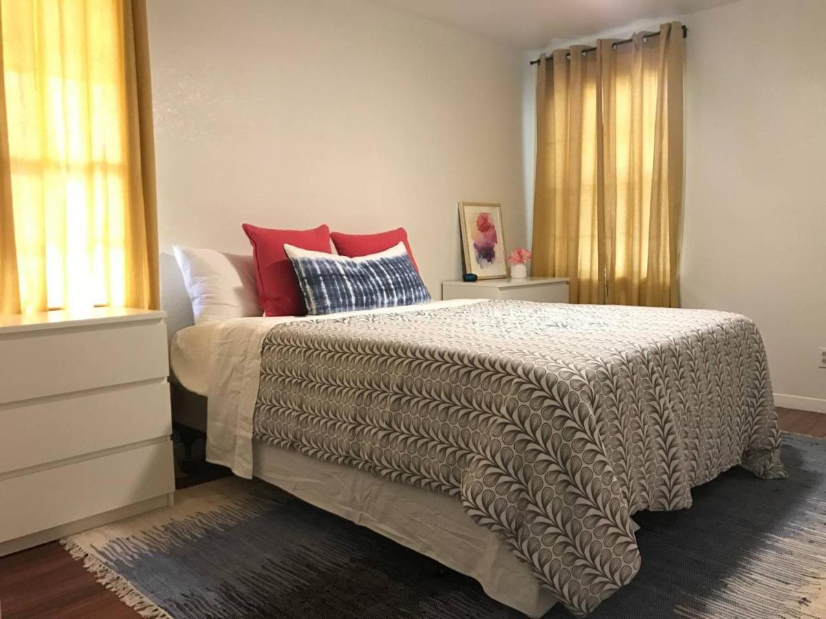 Holiday home Pet-friendly Duplex, Big Shared Yard In Charming Historic Travis Heights! Austin