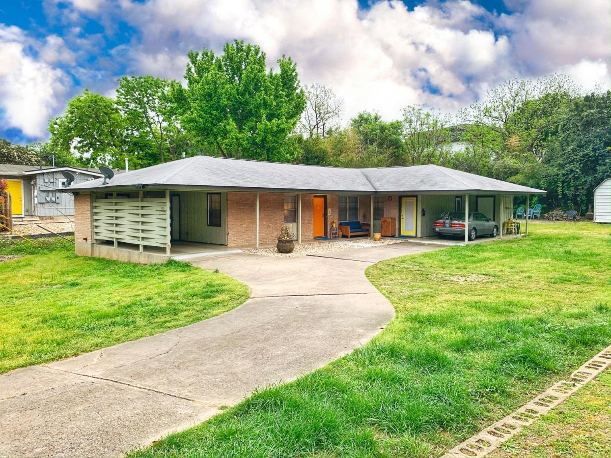 Pet-friendly Duplex, Big Shared Yard In Charming Historic Travis Heights! Holiday home *