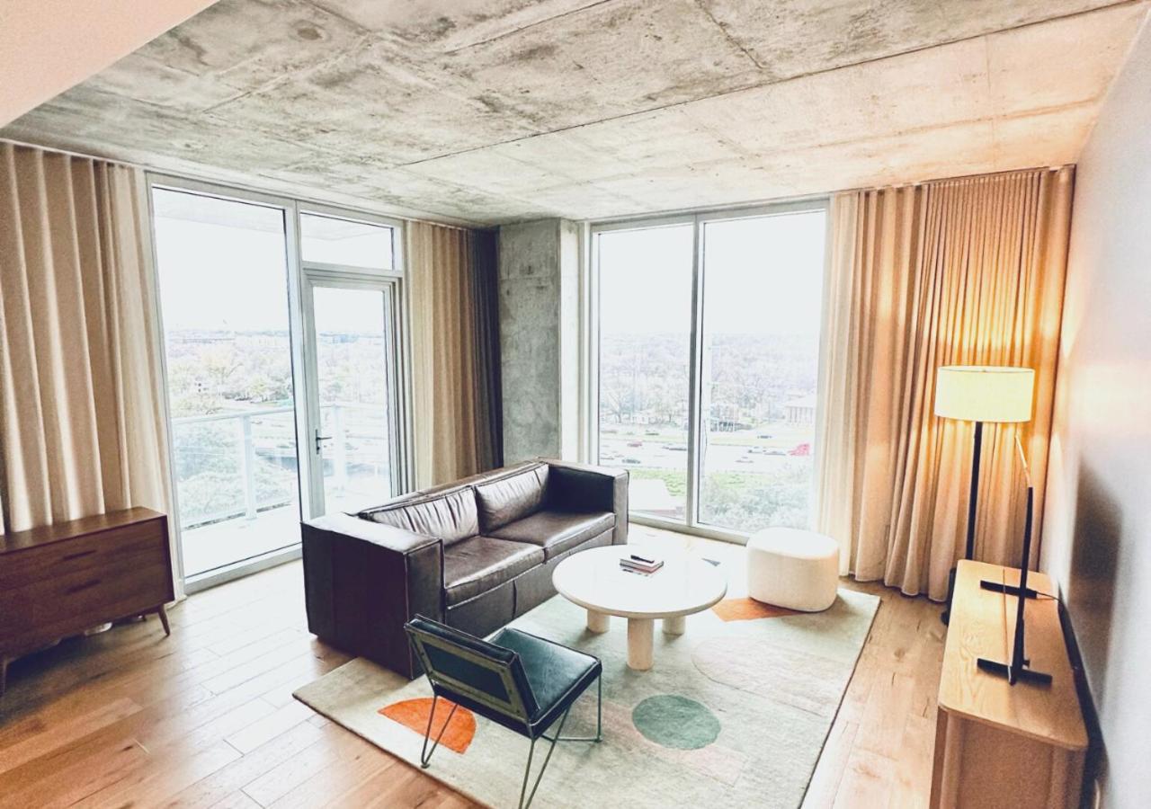 Brand New - Spacious Luxury Condo, Steps From Lake & Rainey For 4