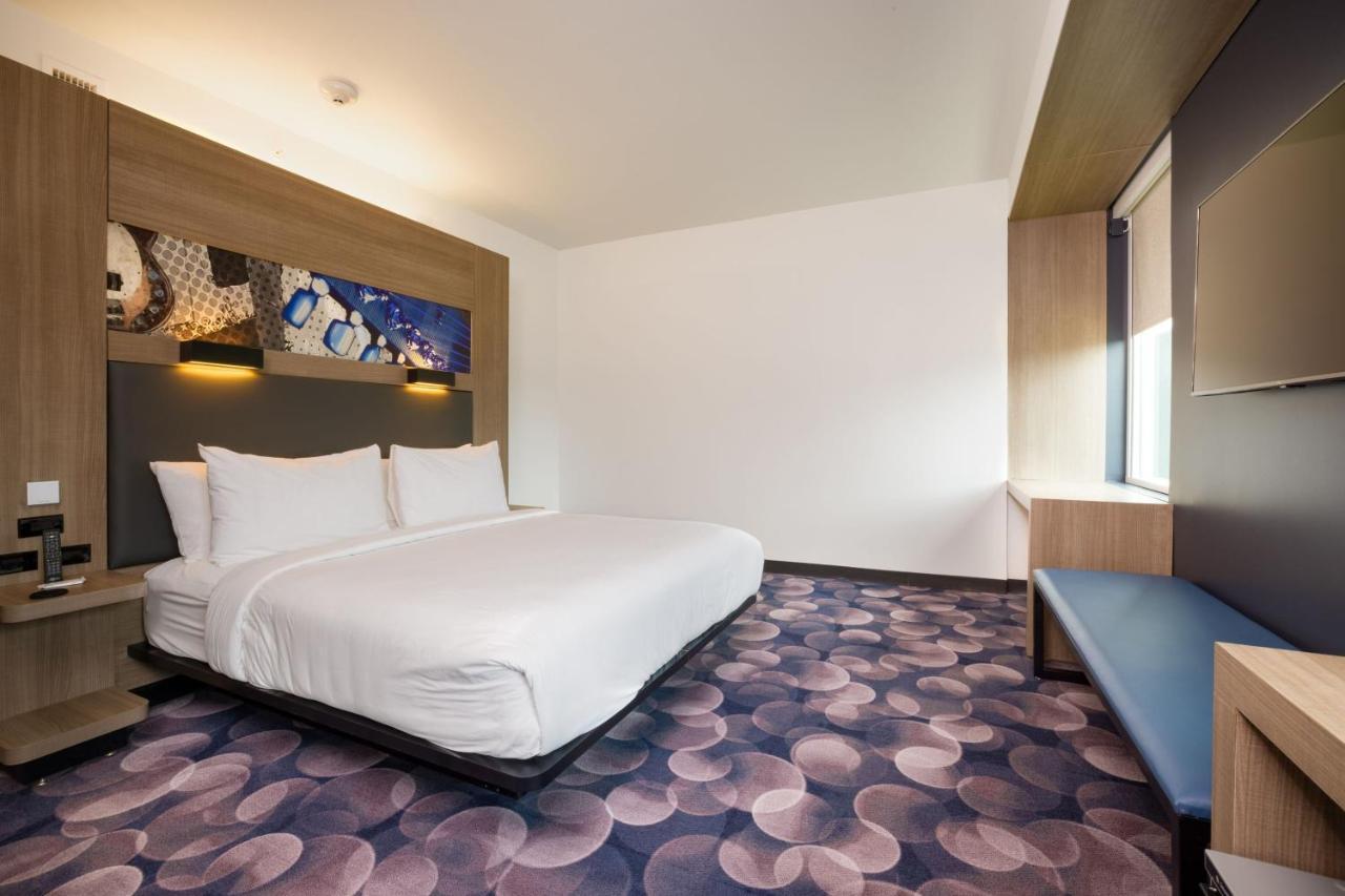 Aloft Airport Hotel 3*