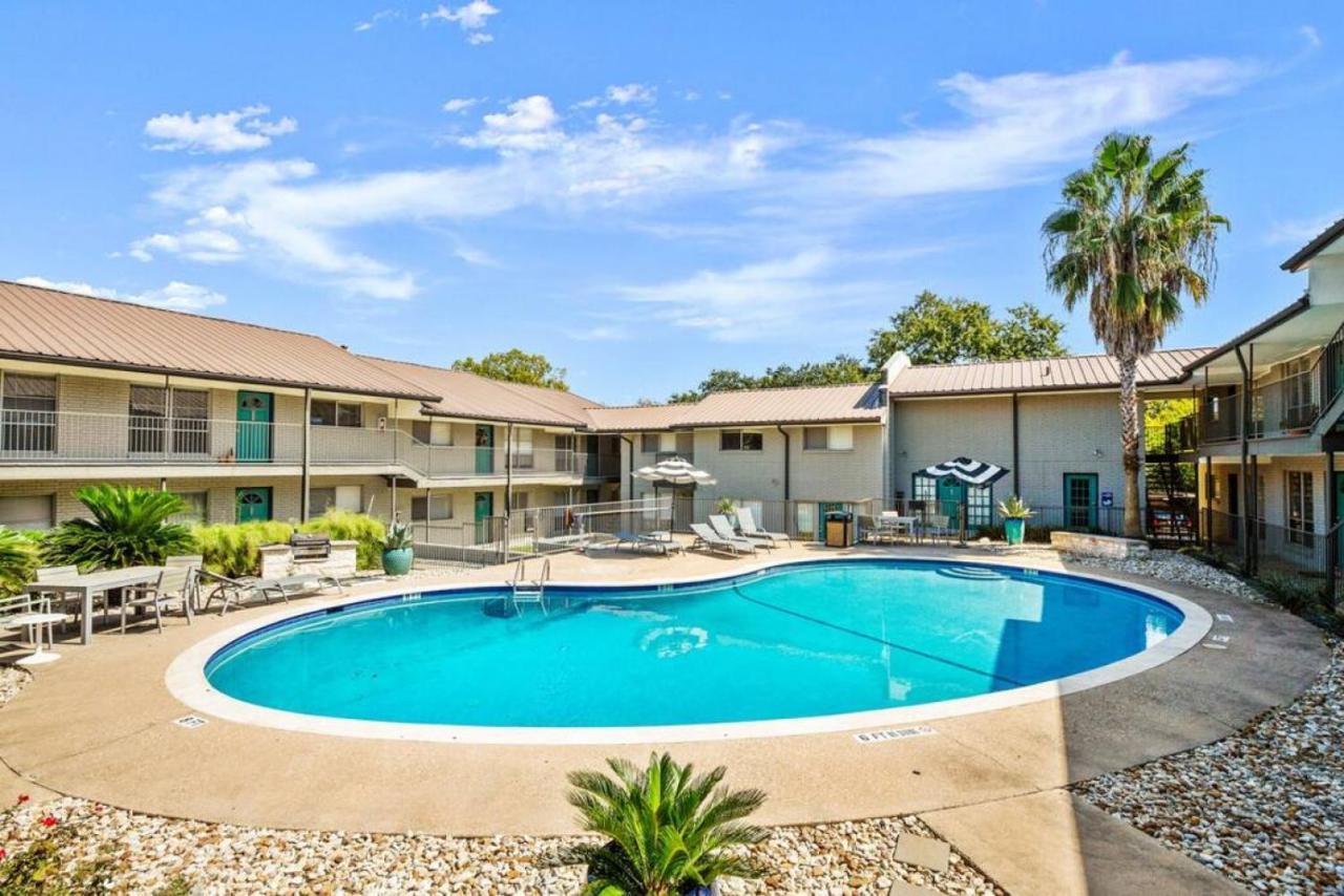 Quiet Downtown Pool Free Parking Apartment Austin