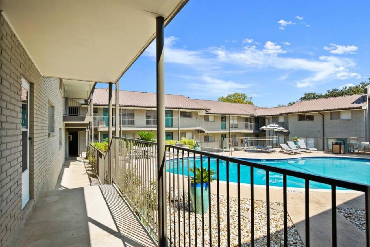 Quiet Downtown Pool Free Parking Apartment