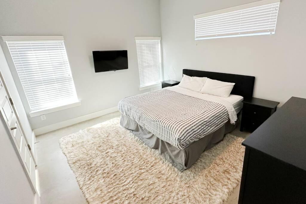 Holiday home East 3 Bedroom W/ Pet Friendly Yard