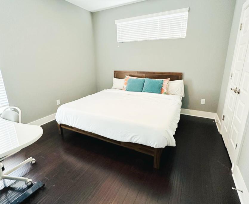 East 3 Bedroom W/ Pet Friendly Yard Holiday home