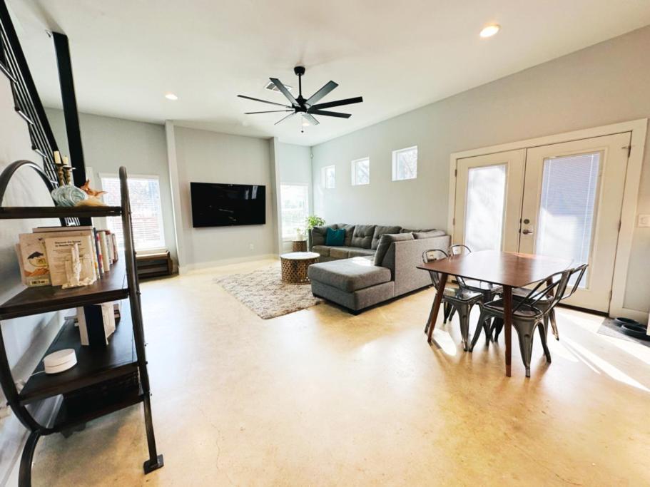 Holiday home East 3 Bedroom W/ Pet Friendly Yard