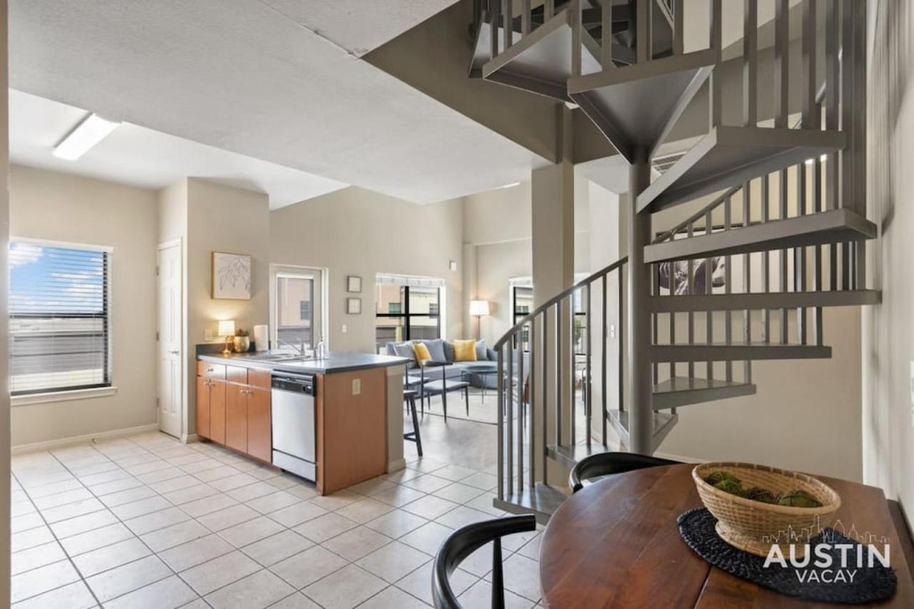 Perfect Location Near Ut And Large Patio With A View Apartment *