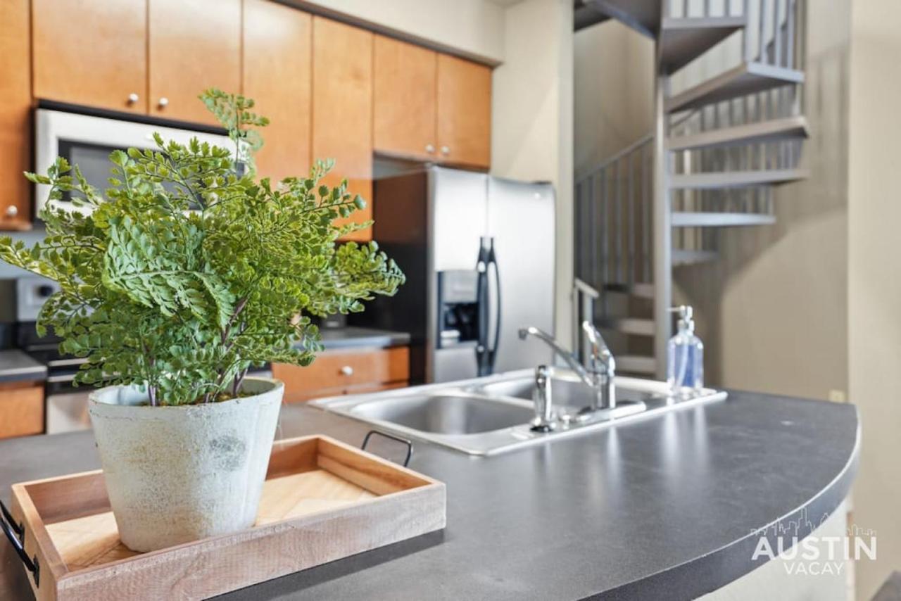Balcony Views And Ideal West Campus Location *
