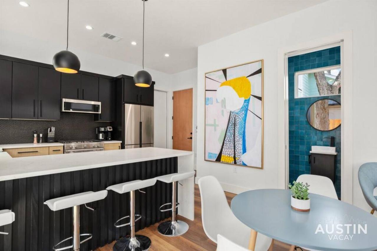 Super Stunning Back House W Terrace In East Chavez Holiday home Austin