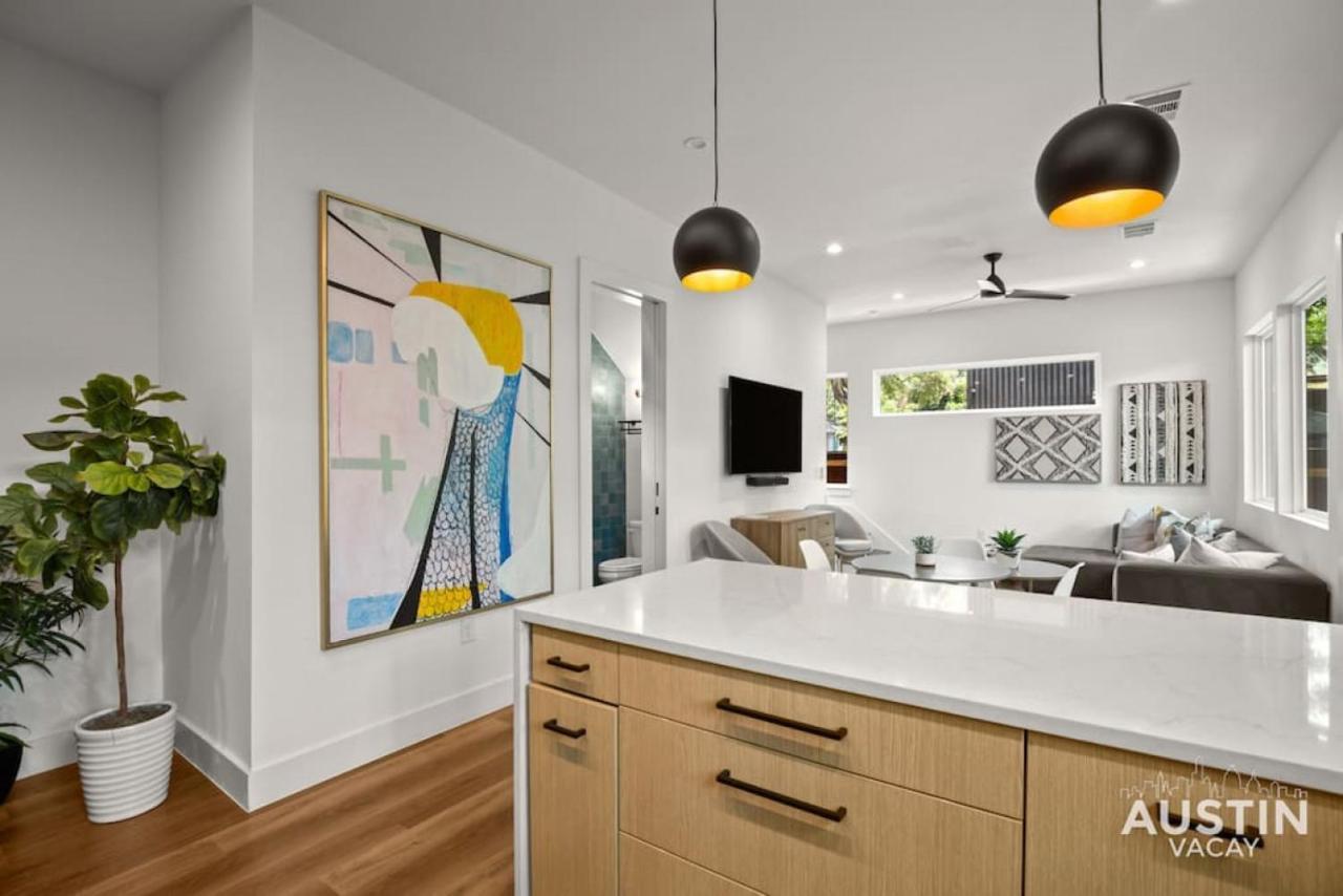 Super Stunning Back House W Terrace In East Chavez Holiday home Austin