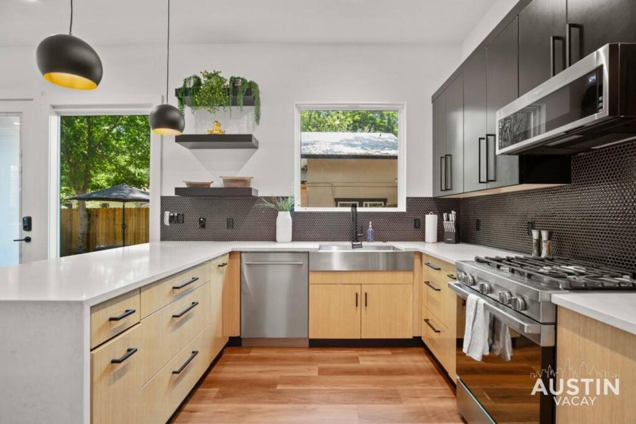 Super Stunning Back House W Terrace In East Chavez * Austin