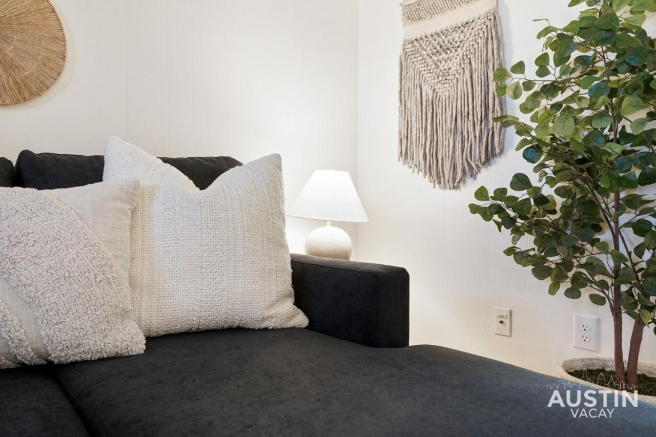 Apartment Airy King Bedroom And Comfortable Living Space By Ut Austin