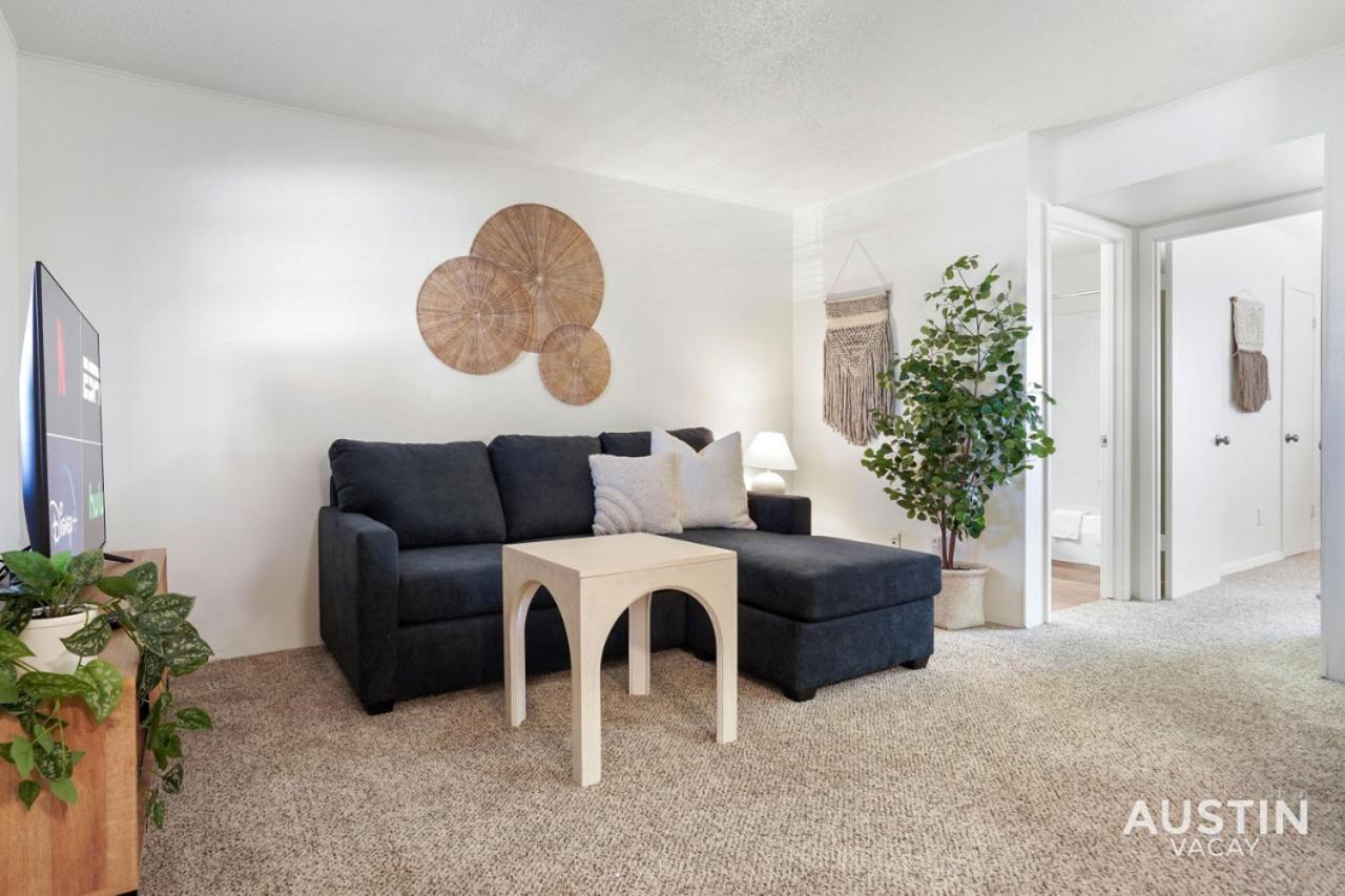 Apartment Airy King Bedroom And Comfortable Living Space By Ut