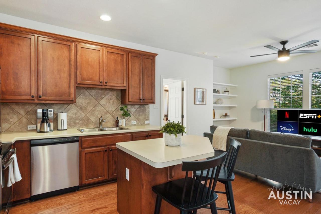 Beautiful King Accommodations, Luxury Linen, And Washer And Dryer Apartment Austin