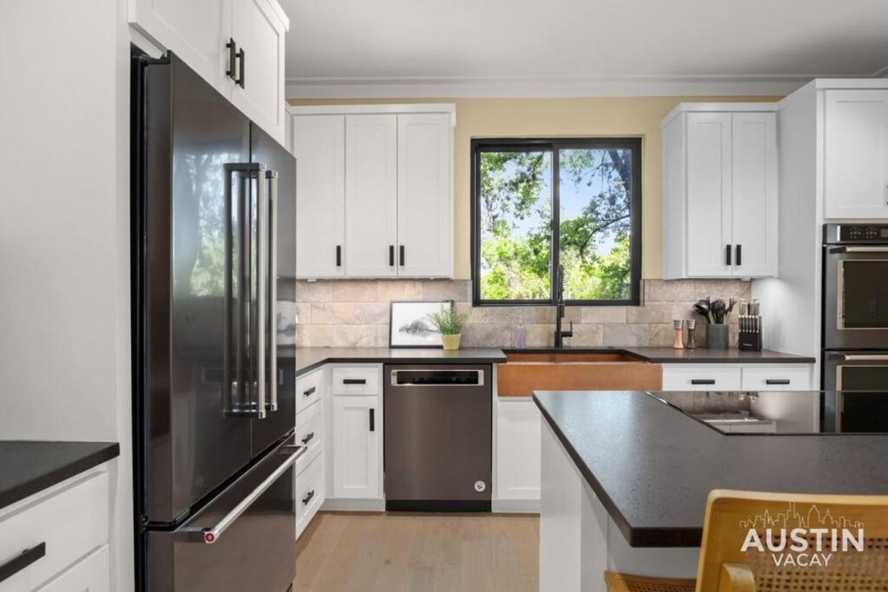 Stunning Two Living And 3-room Primary