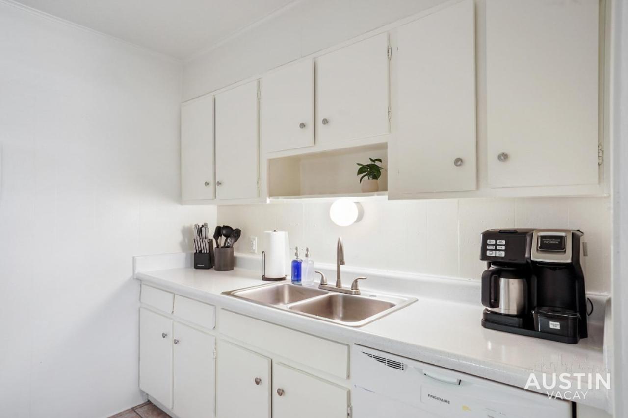Apartment Airy King Bedroom And Comfortable Living Space By Ut