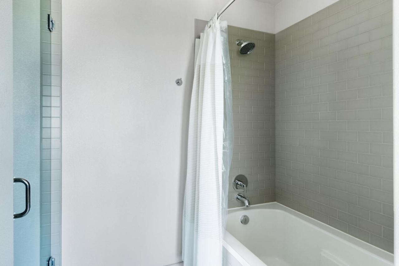 Downtown 2br W Gym Wd Pool Nr 6th St Bars Atx-7 Apartment *