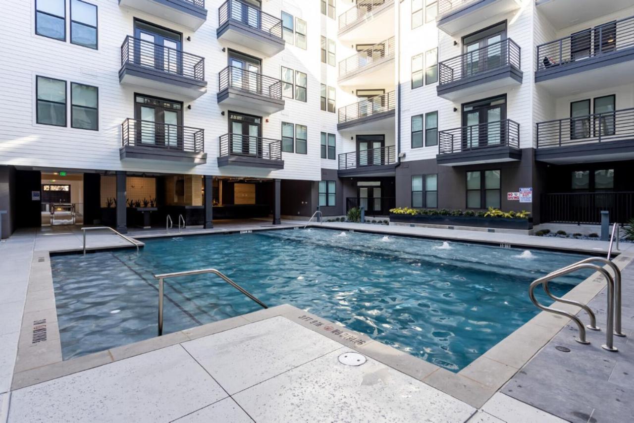East W Pool Gym Wd Nr Nightlife Atx-152