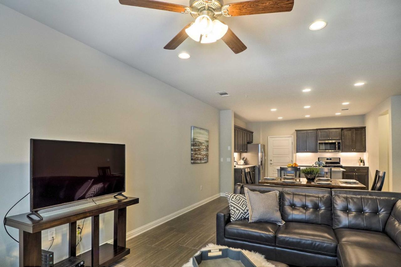 Upscale And Modern Townhome With Pool Access! Holiday home