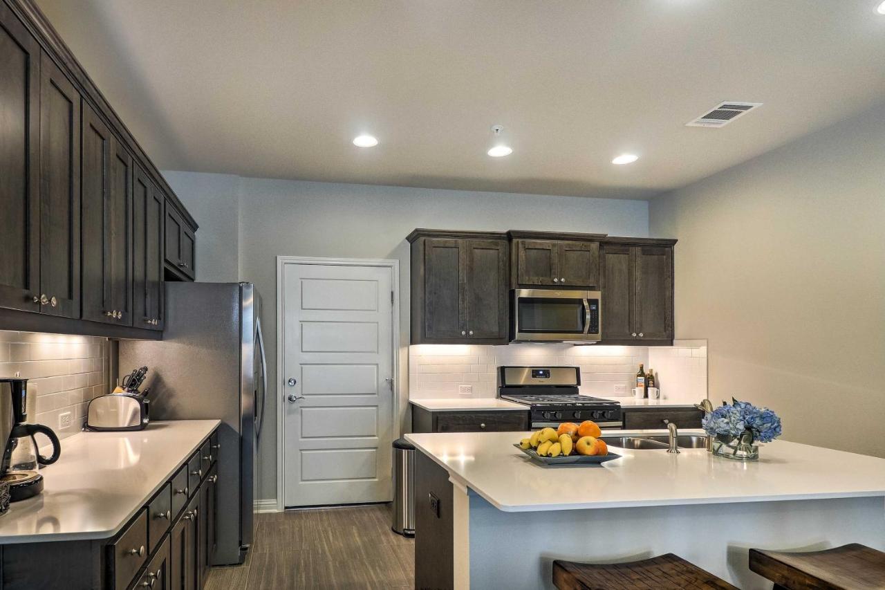 Upscale And Modern Townhome With Pool Access! Holiday home